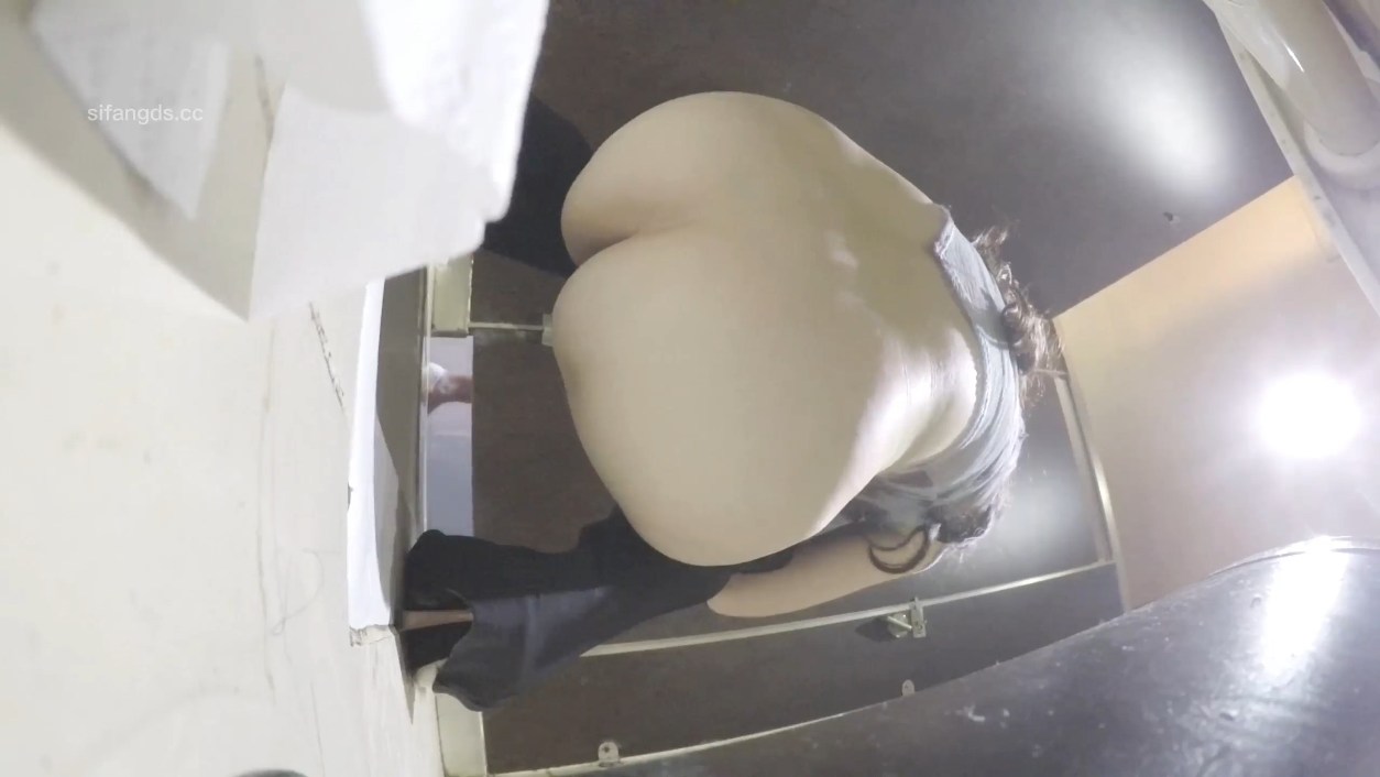 Hidden Cam Chinese Girls Big Ass Squatting in Public Toilet