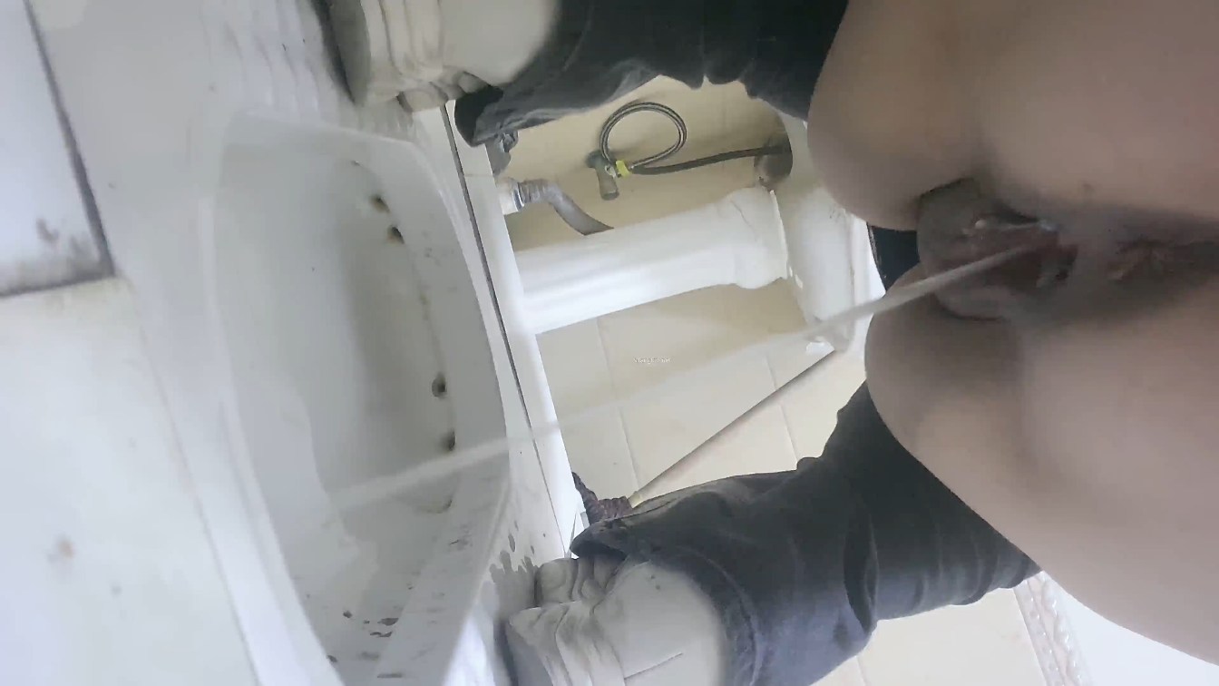 Chinese Voyeur Toilet – Big Round Butts and Close Up Pussy Views While Peeing