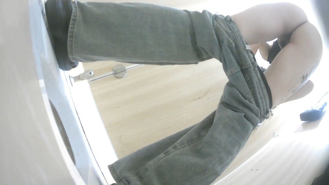 Hidden Cam Chinese Girls Big Ass Squatting and Peeing