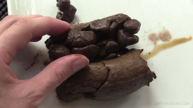 Pooping and showing texture of my shit 22cm