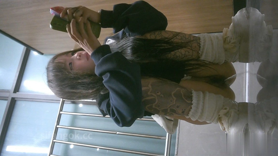 Chinese Girls in Dresses Squatting and Peeing